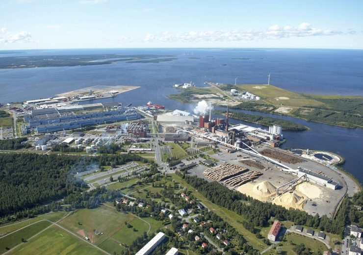 Stora Enso sells stake in Chinese mill; plans paper division changes